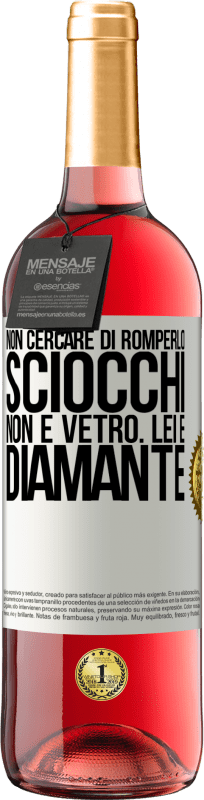 29,95 € Spedizione Gratuita | Vino rosato Edizione ROSÉ Non cercare di romperlo, sciocchi, non è vetro. Lei è diamante Etichetta Bianca. Etichetta personalizzabile Vino giovane Raccogliere 2024 Tempranillo