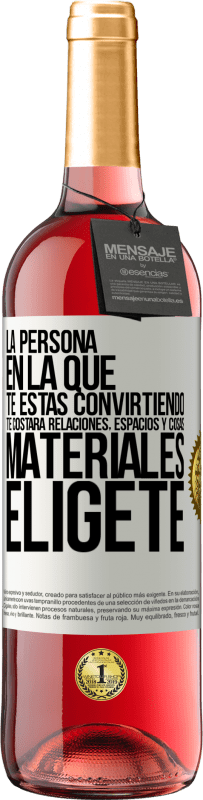 29,95 € Envío gratis | Vino Rosado Edición ROSÉ La persona en la que te estás convirtiendo te costará relaciones, espacios y cosas materiales. Elígete Etiqueta Blanca. Etiqueta personalizable Vino joven Cosecha 2025 Tempranillo