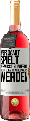 29,95 € Kostenloser Versand | Roséwein ROSÉ Ausgabe Wer damit spielt vermisst zu werden, läuft Gefahr vergessen zu werden Weißes Etikett. Anpassbares Etikett Junger Wein Ernte 2024 Tempranillo