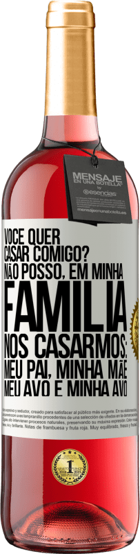 29,95 € Envio grátis | Vinho rosé Edição ROSÉ Você quer casar comigo? Não posso, em minha família, nos casarmos: meu pai, minha mãe, meu avô e minha avó Etiqueta Branca. Etiqueta personalizável Vinho jovem Colheita 2024 Tempranillo