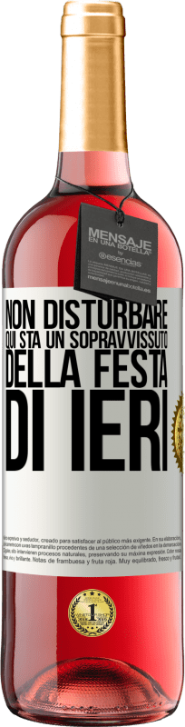 29,95 € Spedizione Gratuita | Vino rosato Edizione ROSÉ Non disturbare. Qui sta un sopravvissuto della festa di ieri Etichetta Bianca. Etichetta personalizzabile Vino giovane Raccogliere 2024 Tempranillo