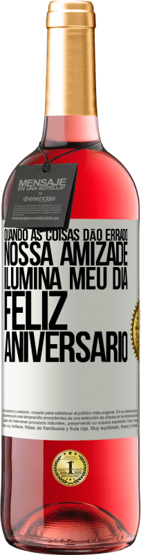 29,95 € Envio grátis | Vinho rosé Edição ROSÉ Quando as coisas dão errado, nossa amizade ilumina meu dia. Feliz aniversário Etiqueta Branca. Etiqueta personalizável Vinho jovem Colheita 2024 Tempranillo