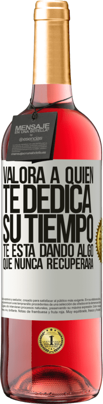29,95 € Envío gratis | Vino Rosado Edición ROSÉ Valora a quien te dedica su tiempo. Te está dando algo que nunca recuperará Etiqueta Blanca. Etiqueta personalizable Vino joven Cosecha 2025 Tempranillo