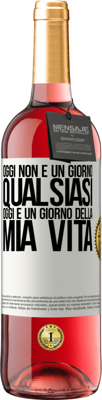 29,95 € Spedizione Gratuita | Vino rosato Edizione ROSÉ Oggi non è un giorno qualsiasi, oggi è un giorno della mia vita Etichetta Bianca. Etichetta personalizzabile Vino giovane Raccogliere 2024 Tempranillo