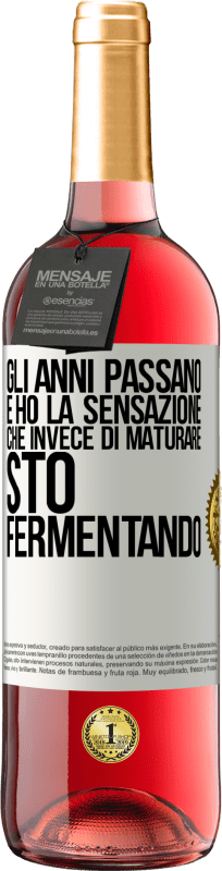 29,95 € Spedizione Gratuita | Vino rosato Edizione ROSÉ Gli anni passano e ho la sensazione che invece di maturare, sto fermentando Etichetta Bianca. Etichetta personalizzabile Vino giovane Raccogliere 2024 Tempranillo