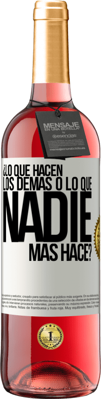 29,95 € Envío gratis | Vino Rosado Edición ROSÉ ¿Lo que hacen los demás o lo que nadie más hace? Etiqueta Blanca. Etiqueta personalizable Vino joven Cosecha 2023 Tempranillo