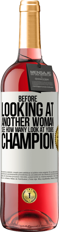29,95 € Бесплатная доставка | Розовое вино Издание ROSÉ Прежде чем смотреть на другую женщину, посмотри, сколько смотрят на твою, чемпионка Белая этикетка. Настраиваемая этикетка Молодое вино Урожай 2023 Tempranillo