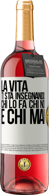 29,95 € Spedizione Gratuita | Vino rosato Edizione ROSÉ La vita ti sta insegnando chi lo fa, chi no e chi mai Etichetta Bianca. Etichetta personalizzabile Vino giovane Raccogliere 2023 Tempranillo