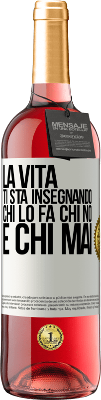 29,95 € Spedizione Gratuita | Vino rosato Edizione ROSÉ La vita ti sta insegnando chi lo fa, chi no e chi mai Etichetta Bianca. Etichetta personalizzabile Vino giovane Raccogliere 2024 Tempranillo