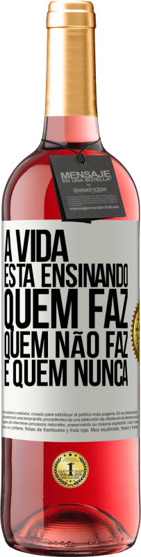 29,95 € Envio grátis | Vinho rosé Edição ROSÉ A vida está ensinando quem faz, quem não faz e quem nunca Etiqueta Branca. Etiqueta personalizável Vinho jovem Colheita 2024 Tempranillo