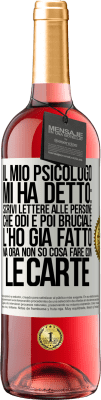 29,95 € Spedizione Gratuita | Vino rosato Edizione ROSÉ Il mio psicologo mi ha detto: scrivi lettere alle persone che odi e poi bruciale. L'ho già fatto, ma ora non so cosa fare Etichetta Bianca. Etichetta personalizzabile Vino giovane Raccogliere 2023 Tempranillo