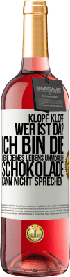 29,95 € Kostenloser Versand | Roséwein ROSÉ Ausgabe Klopf klopf. Wer ist da? Ich bin die Liebe deines Lebens. Unmöglich, Schokolade kann nicht sprechen Weißes Etikett. Anpassbares Etikett Junger Wein Ernte 2024 Tempranillo