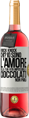 29,95 € Spedizione Gratuita | Vino rosato Edizione ROSÉ Knock Knock. Chi? Io sono l'amore della tua vita Impossibile, il cioccolato non parla Etichetta Bianca. Etichetta personalizzabile Vino giovane Raccogliere 2024 Tempranillo