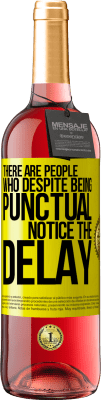 29,95 € Free Shipping | Rosé Wine ROSÉ Edition There are people who, despite being punctual, notice the delay Yellow Label. Customizable label Young wine Harvest 2025 Tempranillo