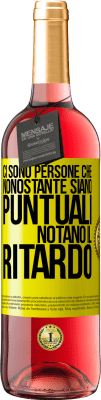 29,95 € Spedizione Gratuita | Vino rosato Edizione ROSÉ Ci sono persone che, nonostante siano puntuali, notano il ritardo Etichetta Gialla. Etichetta personalizzabile Vino giovane Raccogliere 2024 Tempranillo