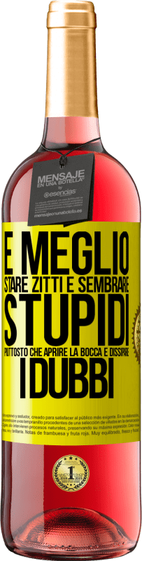 29,95 € Spedizione Gratuita | Vino rosato Edizione ROSÉ È meglio stare zitti e sembrare stupidi, piuttosto che aprire la bocca e dissipare i dubbi Etichetta Gialla. Etichetta personalizzabile Vino giovane Raccogliere 2024 Tempranillo