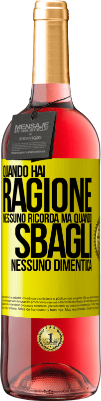 29,95 € Spedizione Gratuita | Vino rosato Edizione ROSÉ Quando hai ragione, nessuno ricorda, ma quando sbagli, nessuno dimentica Etichetta Gialla. Etichetta personalizzabile Vino giovane Raccogliere 2024 Tempranillo