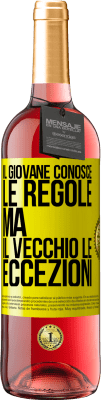 29,95 € Spedizione Gratuita | Vino rosato Edizione ROSÉ Il giovane conosce le regole, ma il vecchio le eccezioni Etichetta Gialla. Etichetta personalizzabile Vino giovane Raccogliere 2023 Tempranillo