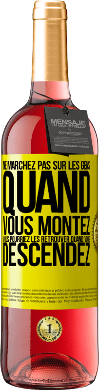 29,95 € Envoi gratuit | Vin rosé Édition ROSÉ Ne marchez pas sur les gens quand vous montez, vous pourriez les retrouver quand vous descendez Étiquette Jaune. Étiquette personnalisable Vin jeune Récolte 2024 Tempranillo