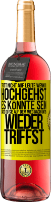 29,95 € Kostenloser Versand | Roséwein ROSÉ Ausgabe Tritt nicht auf Leute, wenn du hochgehst. Es könnte sein, dass du sie auf dem Weg nach unten wieder triffst Gelbes Etikett. Anpassbares Etikett Junger Wein Ernte 2024 Tempranillo