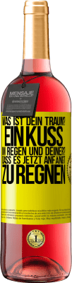 29,95 € Kostenloser Versand | Roséwein ROSÉ Ausgabe Was ist dein Traum? Ein Kuss im Regen. Und deiner? Dass es jetzt anfängt zu regnen Gelbes Etikett. Anpassbares Etikett Junger Wein Ernte 2023 Tempranillo