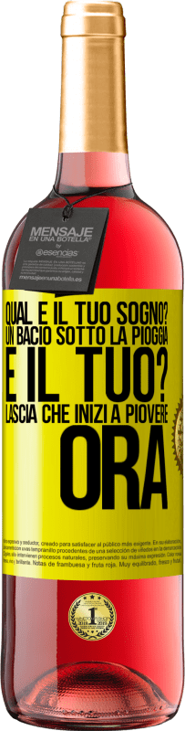 29,95 € Spedizione Gratuita | Vino rosato Edizione ROSÉ qual è il tuo sogno? Un bacio sotto la pioggia E il tuo? Lascia che inizi a piovere ora Etichetta Gialla. Etichetta personalizzabile Vino giovane Raccogliere 2024 Tempranillo