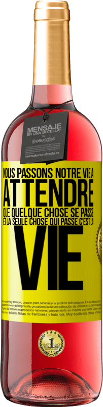 29,95 € Envoi gratuit | Vin rosé Édition ROSÉ Nous passons notre vie à attendre que quelque chose se passe et la seule chose qui passe c'est la vie Étiquette Jaune. Étiquette personnalisable Vin jeune Récolte 2024 Tempranillo