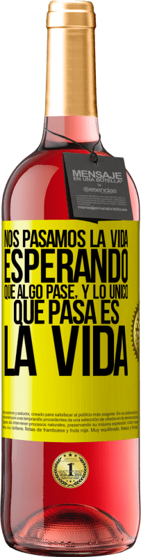 29,95 € Envío gratis | Vino Rosado Edición ROSÉ Nos pasamos la vida esperando que algo pase, y lo único que pasa es la vida Etiqueta Amarilla. Etiqueta personalizable Vino joven Cosecha 2024 Tempranillo