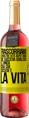 29,95 € Spedizione Gratuita | Vino rosato Edizione ROSÉ Trascorriamo le nostre vite aspettando che succeda qualcosa e l'unica cosa che succede è la vita Etichetta Gialla. Etichetta personalizzabile Vino giovane Raccogliere 2024 Tempranillo