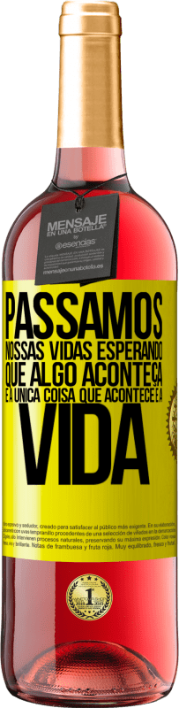 29,95 € Envio grátis | Vinho rosé Edição ROSÉ Passamos nossas vidas esperando que algo aconteça, e a única coisa que acontece é a vida Etiqueta Amarela. Etiqueta personalizável Vinho jovem Colheita 2024 Tempranillo