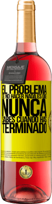 29,95 € Envío gratis | Vino Rosado Edición ROSÉ El problema de no hacer nada es que nunca sabes cuando has terminado Etiqueta Amarilla. Etiqueta personalizable Vino joven Cosecha 2025 Tempranillo