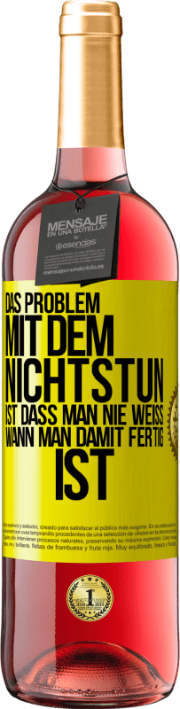 29,95 € Kostenloser Versand | Roséwein ROSÉ Ausgabe Das Problem mit dem Nichtstun ist, dass man nie weiß, wann man damit fertig ist Gelbes Etikett. Anpassbares Etikett Junger Wein Ernte 2024 Tempranillo