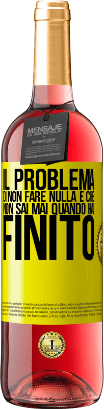 29,95 € Spedizione Gratuita | Vino rosato Edizione ROSÉ Il problema di non fare nulla è che non sai mai quando hai finito Etichetta Gialla. Etichetta personalizzabile Vino giovane Raccogliere 2024 Tempranillo