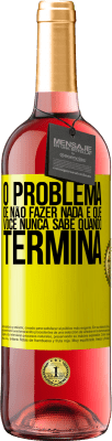 29,95 € Envio grátis | Vinho rosé Edição ROSÉ O problema de não fazer nada é que você nunca sabe quando termina Etiqueta Amarela. Etiqueta personalizável Vinho jovem Colheita 2025 Tempranillo