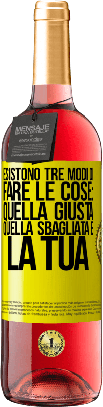 29,95 € Spedizione Gratuita | Vino rosato Edizione ROSÉ Esistono tre modi di fare le cose: quella giusta, quella sbagliata e la tua Etichetta Gialla. Etichetta personalizzabile Vino giovane Raccogliere 2024 Tempranillo