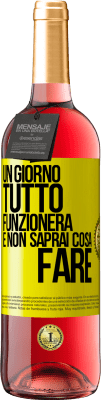 29,95 € Spedizione Gratuita | Vino rosato Edizione ROSÉ Un giorno tutto funzionerà e non saprai cosa fare Etichetta Gialla. Etichetta personalizzabile Vino giovane Raccogliere 2024 Tempranillo