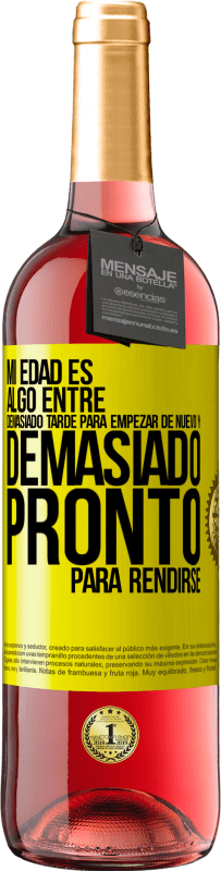 29,95 € Envío gratis | Vino Rosado Edición ROSÉ Mi edad es algo entre… Demasiado tarde para empezar de nuevo y… demasiado pronto para rendirse Etiqueta Amarilla. Etiqueta personalizable Vino joven Cosecha 2025 Tempranillo