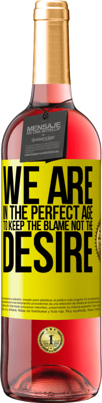 29,95 € 免费送货 | 桃红葡萄酒 ROSÉ版 我们正处于责备而非渴望的完美时代 黄色标签. 可自定义的标签 青年酒 收成 2025 Tempranillo
