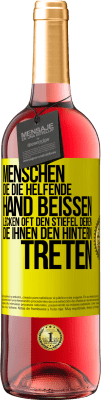 29,95 € Kostenloser Versand | Roséwein ROSÉ Ausgabe Menschen, die die helfende Hand beißen, lecken oft den Stiefel deren, die ihnen den Hintern treten Gelbes Etikett. Anpassbares Etikett Junger Wein Ernte 2023 Tempranillo