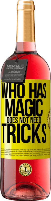 29,95 € 送料無料 | ロゼワイン ROSÉエディション 魔法を持っている人はトリックを必要としません 黄色のラベル. カスタマイズ可能なラベル 若いワイン 収穫 2025 Tempranillo