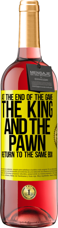 29,95 € 送料無料 | ロゼワイン ROSÉエディション ゲームの終わりに、キングとポーンは同じボックスに戻ります 黄色のラベル. カスタマイズ可能なラベル 若いワイン 収穫 2023 Tempranillo