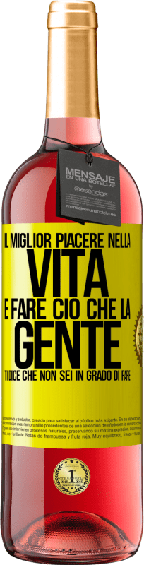 29,95 € Spedizione Gratuita | Vino rosato Edizione ROSÉ Il miglior piacere nella vita è fare ciò che la gente ti dice che non sei in grado di fare Etichetta Gialla. Etichetta personalizzabile Vino giovane Raccogliere 2024 Tempranillo