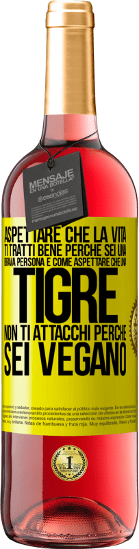 29,95 € Spedizione Gratuita | Vino rosato Edizione ROSÉ Aspettare che la vita ti tratti bene perché sei una brava persona è come aspettare che una tigre non ti attacchi perché sei Etichetta Gialla. Etichetta personalizzabile Vino giovane Raccogliere 2024 Tempranillo