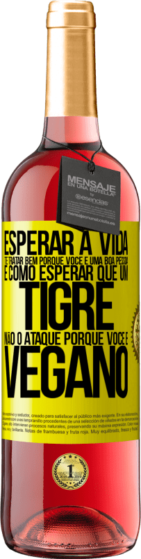 29,95 € Envio grátis | Vinho rosé Edição ROSÉ Esperar a vida te tratar bem porque você é uma boa pessoa é como esperar que um tigre não o ataque porque você é vegano Etiqueta Amarela. Etiqueta personalizável Vinho jovem Colheita 2024 Tempranillo