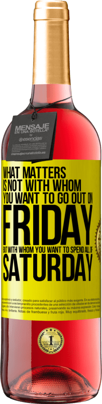 29,95 € 送料無料 | ロゼワイン ROSÉエディション 重要なのは、金曜日に外出したい人ではなく、土曜日のすべてを過ごしたい人 黄色のラベル. カスタマイズ可能なラベル 若いワイン 収穫 2025 Tempranillo