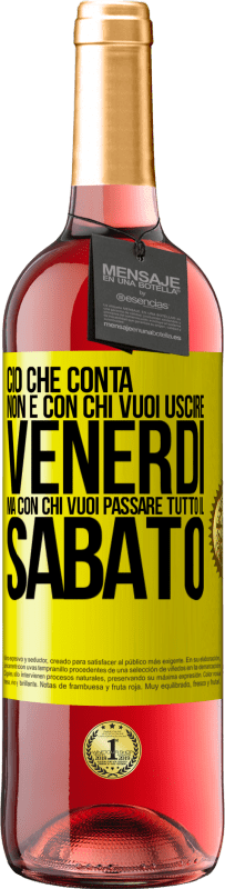 29,95 € Spedizione Gratuita | Vino rosato Edizione ROSÉ Ciò che conta non è con chi vuoi uscire venerdì, ma con chi vuoi passare tutto il sabato Etichetta Gialla. Etichetta personalizzabile Vino giovane Raccogliere 2024 Tempranillo