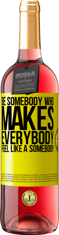 29,95 € Spedizione Gratuita | Vino rosato Edizione ROSÉ Be somebody who makes everybody feel like a somebody Etichetta Gialla. Etichetta personalizzabile Vino giovane Raccogliere 2024 Tempranillo