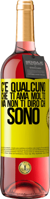 29,95 € Spedizione Gratuita | Vino rosato Edizione ROSÉ C'è qualcuno che ti ama molto, ma non ti dirò chi sono Etichetta Gialla. Etichetta personalizzabile Vino giovane Raccogliere 2023 Tempranillo