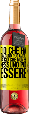 29,95 € Spedizione Gratuita | Vino rosato Edizione ROSÉ Ciò che hai qualcuno può averlo, ma ciò che non sei nessuno può essere Etichetta Gialla. Etichetta personalizzabile Vino giovane Raccogliere 2023 Tempranillo