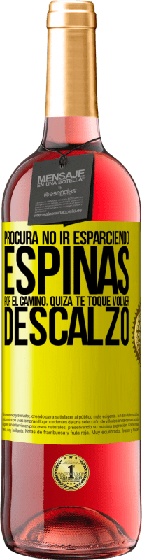 29,95 € Envío gratis | Vino Rosado Edición ROSÉ Procura no ir esparciendo espinas por el camino, quizá te toque volver descalzo Etiqueta Amarilla. Etiqueta personalizable Vino joven Cosecha 2024 Tempranillo